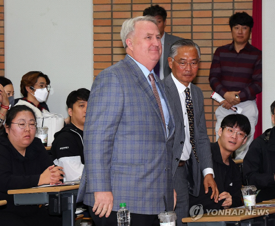 국민의힘 인요한 혁신위원장이 지난 3일에 이어 6일 당 지도부와 중진, 대통령과 가까이 지내는 의원들은 불출마를 선언하거나 수도권 어려운 곳에 출마할 것을 거듭 요구했다. 연합뉴스